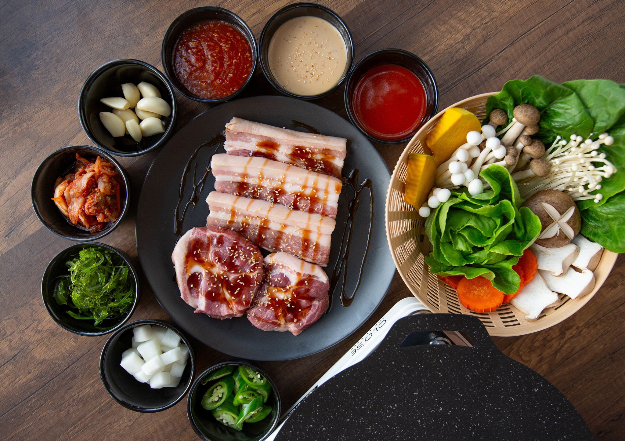 The iconic Korean BBQ table feast: Fresh meat, vibrant side dishes, and a built-in table grill, AI로 생성
